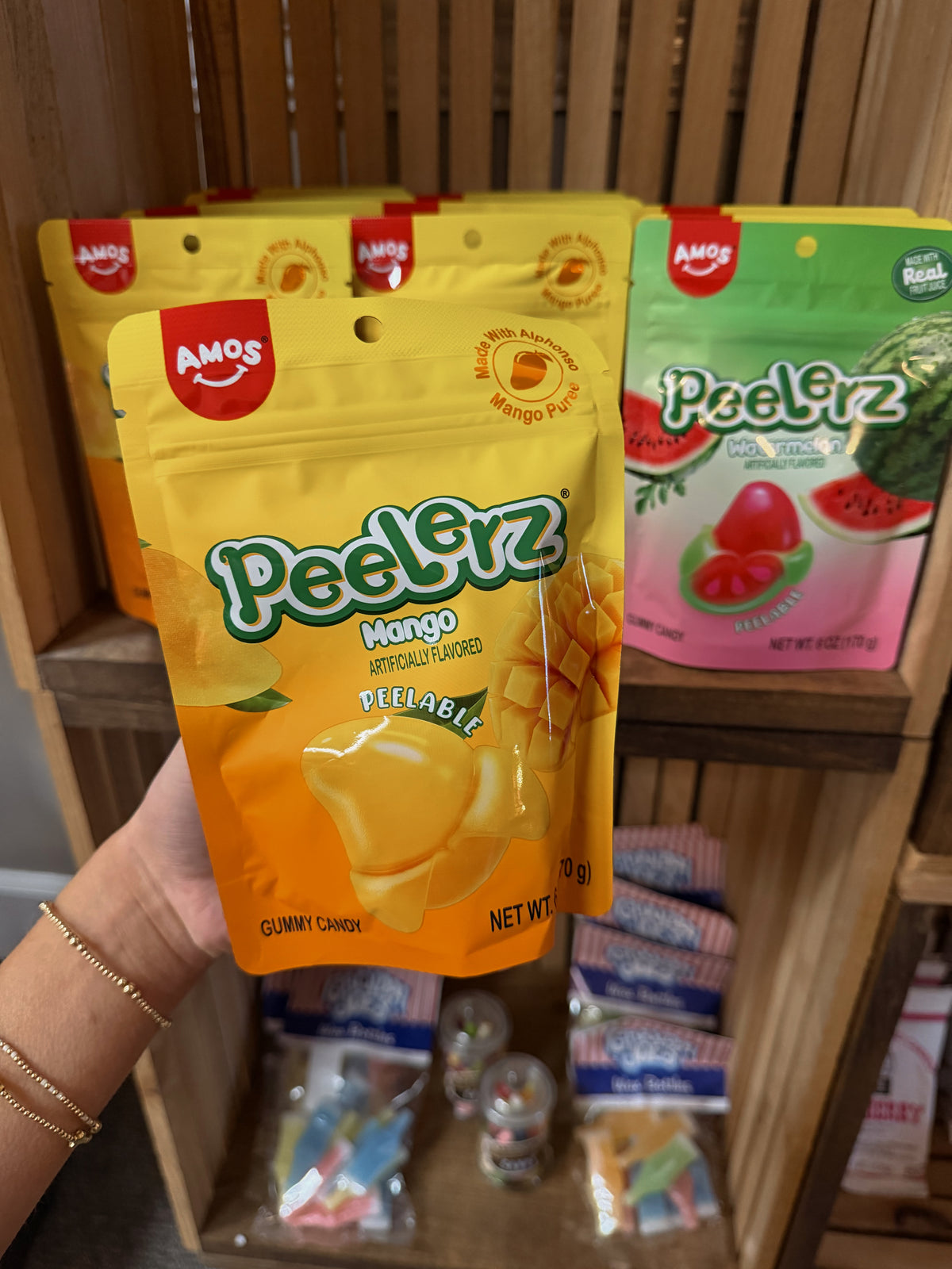 Mango peelerz, Amos