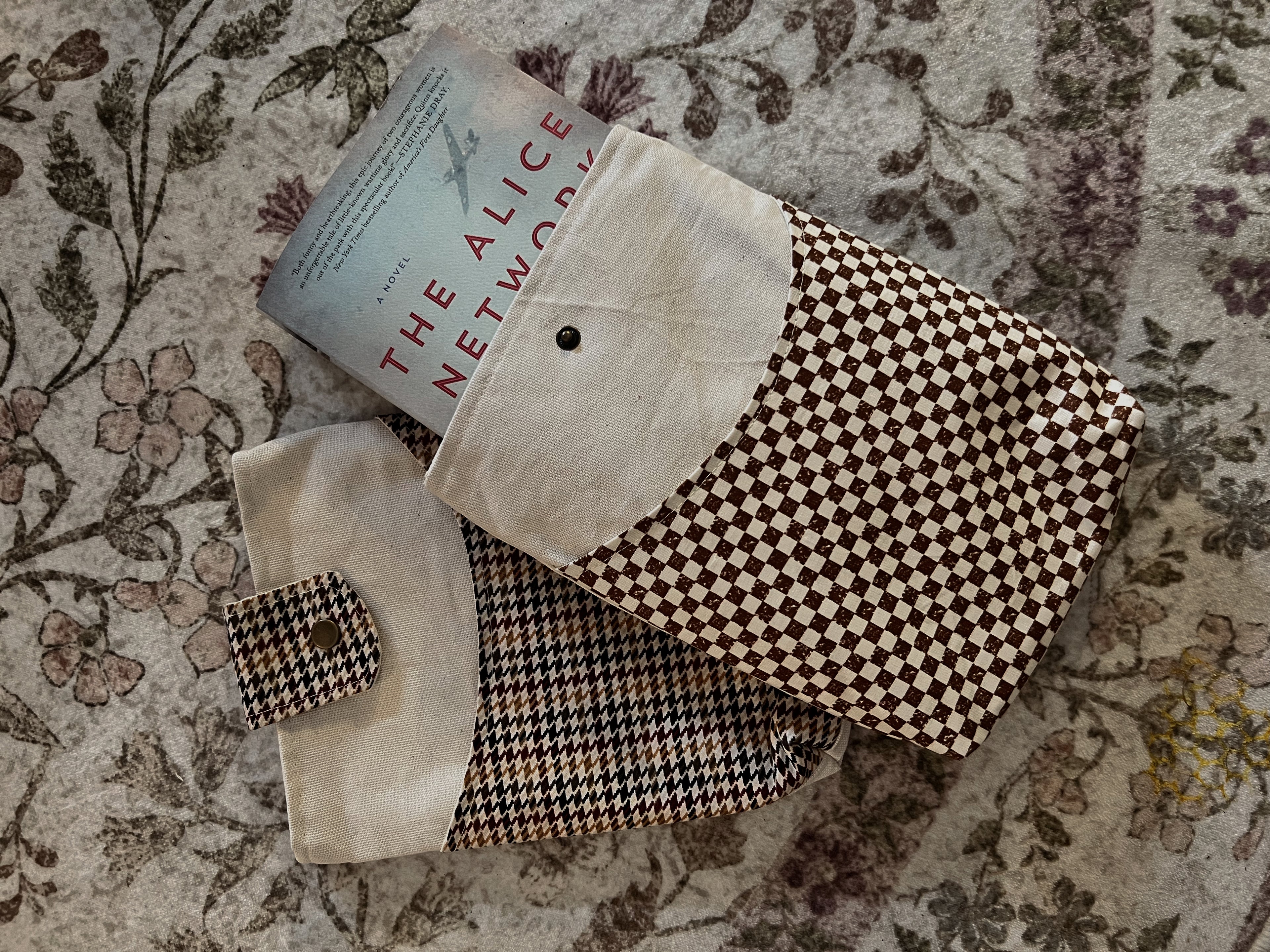 Book sleeve, Dex Avenue