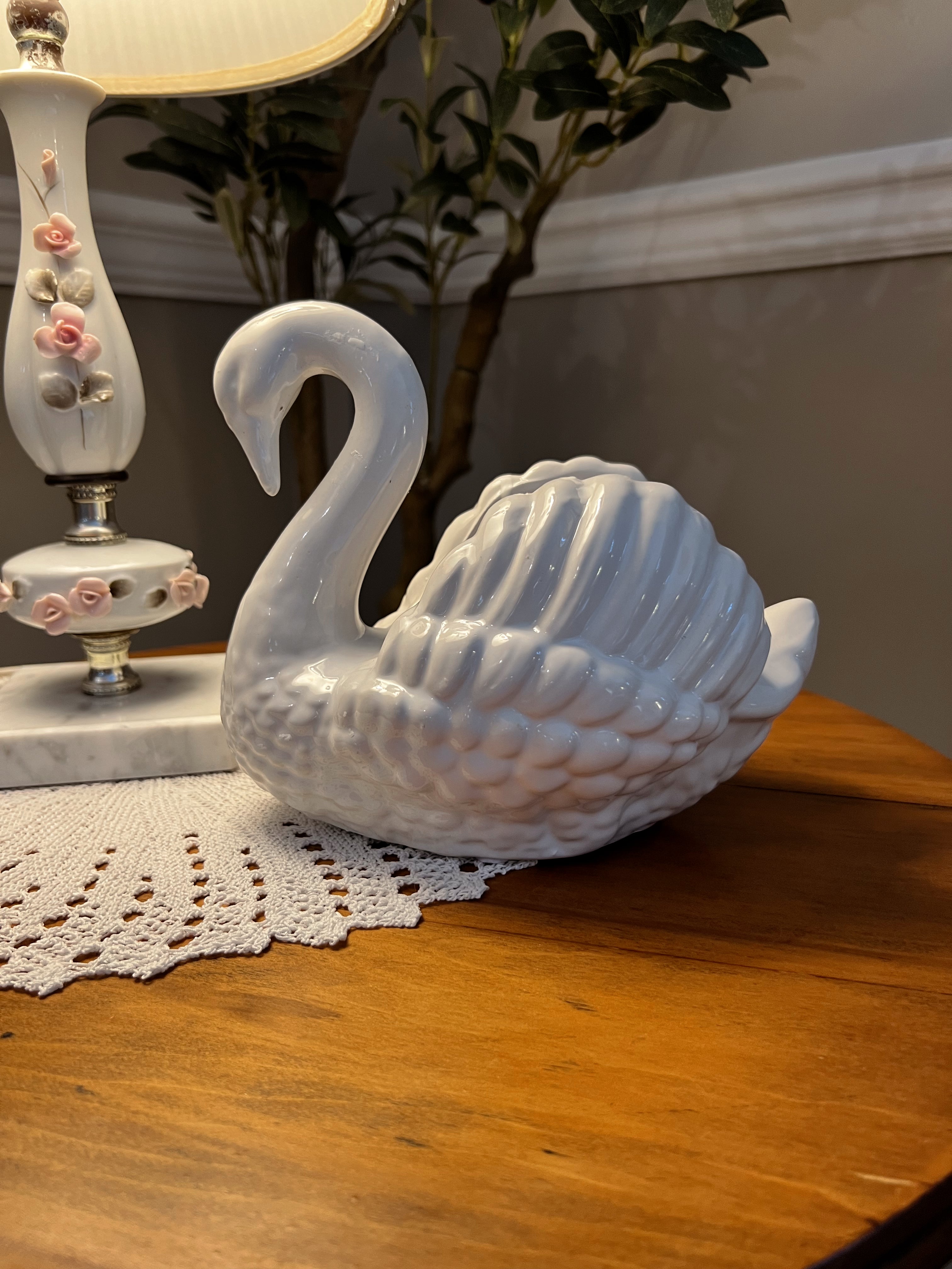 12.5oz Ceramic swan candle/ Flora bunda