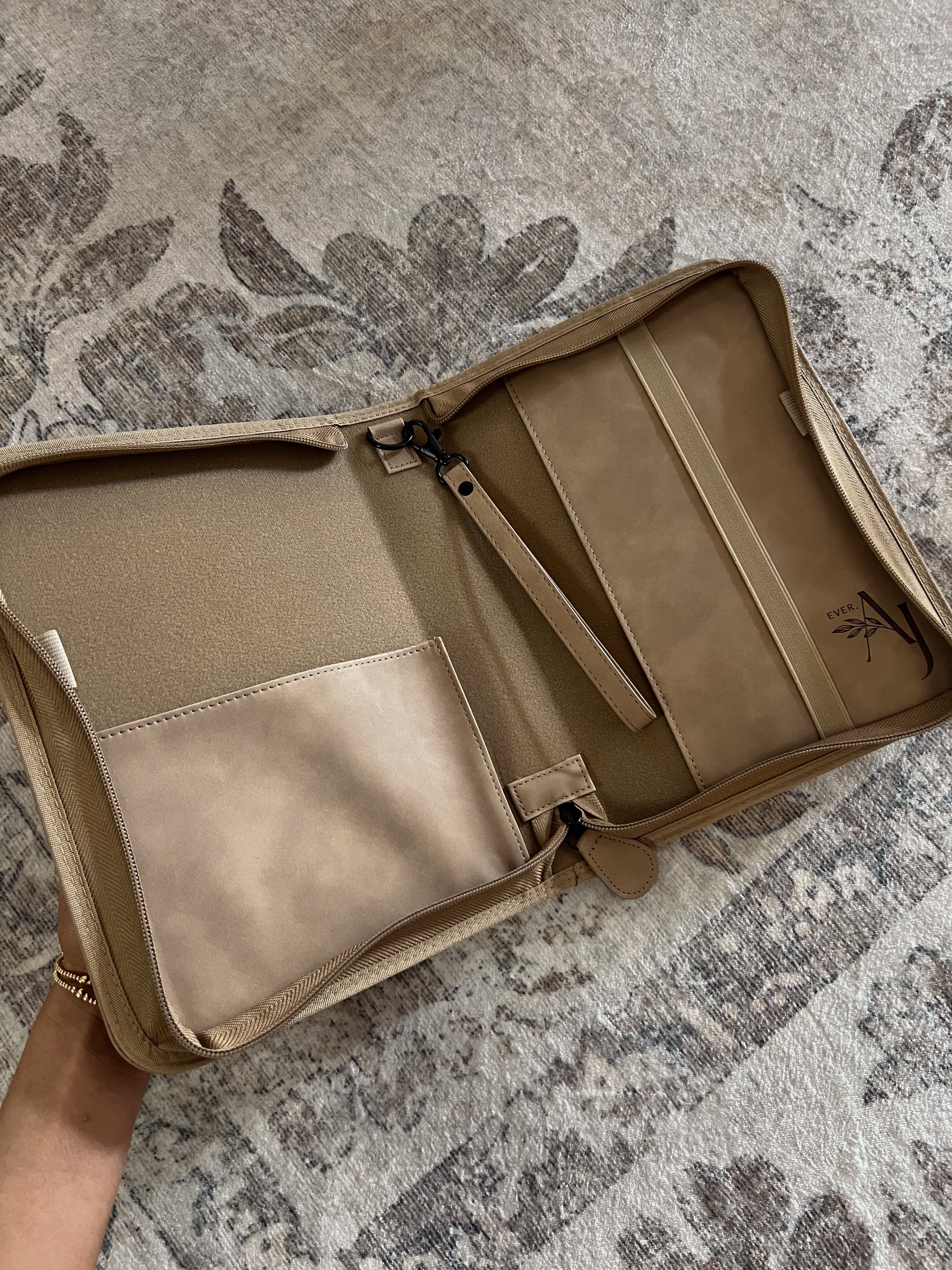 Ever AJ, Bible case/ Wreath