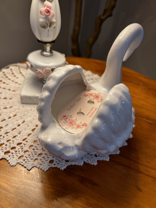 12.5oz Ceramic swan candle/ Flora bunda